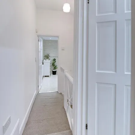 Holiday home 3 Bedroom House, 4 Beds, 2 Double Beds, 2 X Single Beds, Sleeps 6, Free Parking, Near Centre, Major Transport Links Birmingham