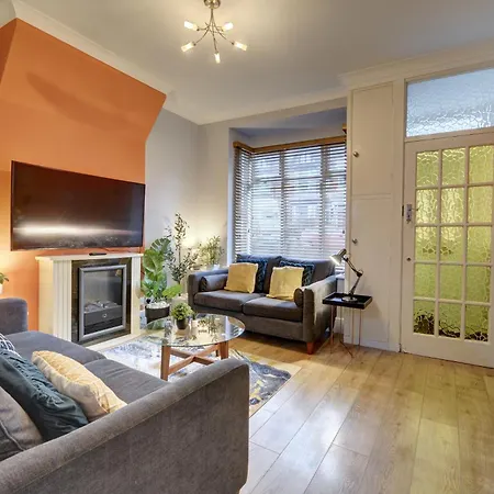3 Bedroom House, 4 Beds, 2 Double Beds, 2 X Single Beds, Sleeps 6, Free Parking, Near Centre, Major Transport Links