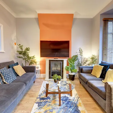 Holiday home 3 Bedroom House, 4 Beds, 2 Double Beds, 2 X Single Beds, Sleeps 6, Free Parking, Near Centre, Major Transport Links