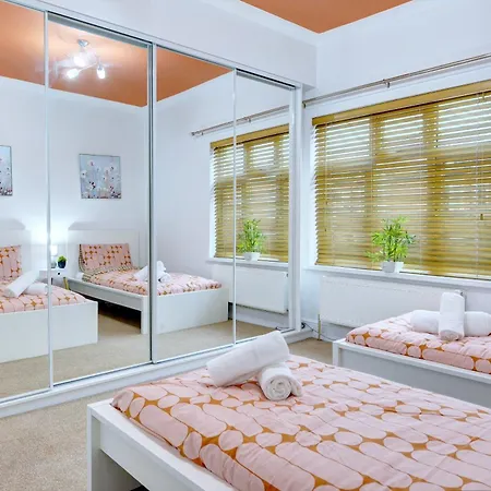 3 Bedroom House, 4 Beds, 2 Double Beds, 2 X Single Beds, Sleeps 6, Free Parking, Near Centre, Major Transport Links Holiday home *