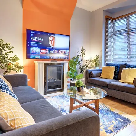 3 Bedroom House, 4 Beds, 2 Double Beds, 2 X Single Beds, Sleeps 6, Free Parking, Near Centre, Major Transport Links *