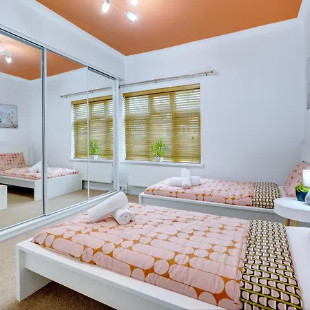 3 Bedroom House, 4 Beds, 2 Double Beds, 2 X Single Beds, Sleeps 6, Free Parking, Near Centre, Major Transport Links * Birmingham