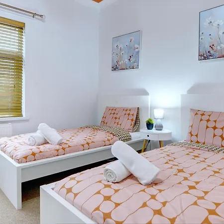 Holiday home 3 Bedroom House, 4 Beds, 2 Double Beds, 2 X Single Beds, Sleeps 6, Free Parking, Near Centre, Major Transport Links
