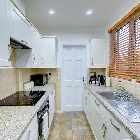 3 Bedroom House, 4 Beds, 2 Double Beds, 2 X Single Beds, Sleeps 6, Free Parking, Near Centre, Major Transport Links *