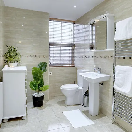 3 Bedroom House, 4 Beds, 2 Double Beds, 2 X Single Beds, Sleeps 6, Free Parking, Near Centre, Major Transport Links Holiday home Birmingham