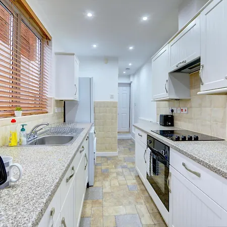 Holiday home 3 Bedroom House, 4 Beds, 2 Double Beds, 2 X Single Beds, Sleeps 6, Free Parking, Near Centre, Major Transport Links Birmingham