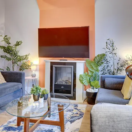 3 Bedroom House, 4 Beds, 2 Double Beds, 2 X Single Beds, Sleeps 6, Free Parking, Near Centre, Major Transport Links