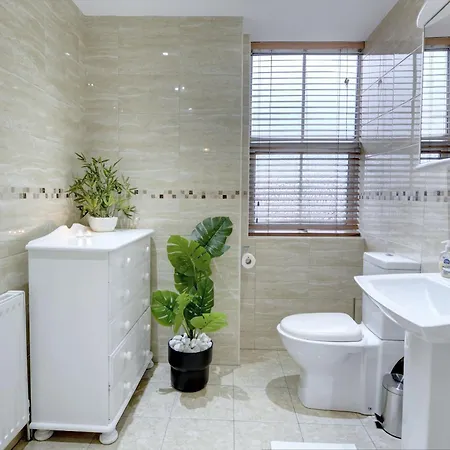 3 Bedroom House, 4 Beds, 2 Double Beds, 2 X Single Beds, Sleeps 6, Free Parking, Near Centre, Major Transport Links Holiday home