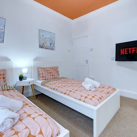 3 Bedroom House, 4 Beds, 2 Double Beds, 2 X Single Beds, Sleeps 6, Free Parking, Near Centre, Major Transport Links Holiday home *