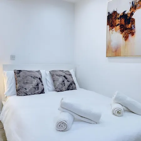 3 Bedroom House, 4 Beds, 2 Double Beds, 2 X Single Beds, Sleeps 6, Free Parking, Near Centre, Major Transport Links *
