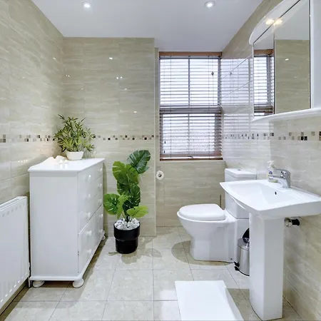 3 Bedroom House, 4 Beds, 2 Double Beds, 2 X Single Beds, Sleeps 6, Free Parking, Near Centre, Major Transport Links Birmingham