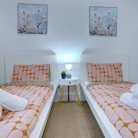 3 Bedroom House, 4 Beds, 2 Double Beds, 2 X Single Beds, Sleeps 6, Free Parking, Near Centre, Major Transport Links * Birmingham