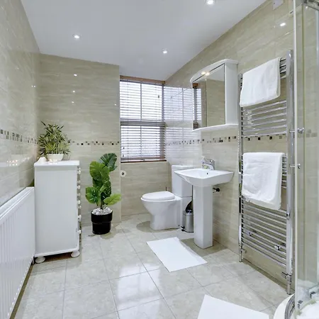 Holiday home 3 Bedroom House, 4 Beds, 2 Double Beds, 2 X Single Beds, Sleeps 6, Free Parking, Near Centre, Major Transport Links *