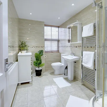 3 Bedroom House, 4 Beds, 2 Double Beds, 2 X Single Beds, Sleeps 6, Free Parking, Near Centre, Major Transport Links Holiday home Birmingham
