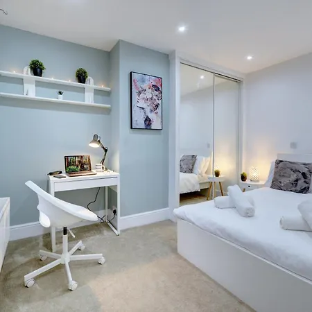 Holiday home 3 Bedroom House, 4 Beds, 2 Double Beds, 2 X Single Beds, Sleeps 6, Free Parking, Near Centre, Major Transport Links Birmingham