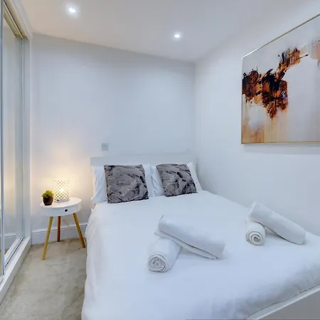 3 Bedroom House, 4 Beds, 2 Double Beds, 2 X Single Beds, Sleeps 6, Free Parking, Near Centre, Major Transport Links * Birmingham