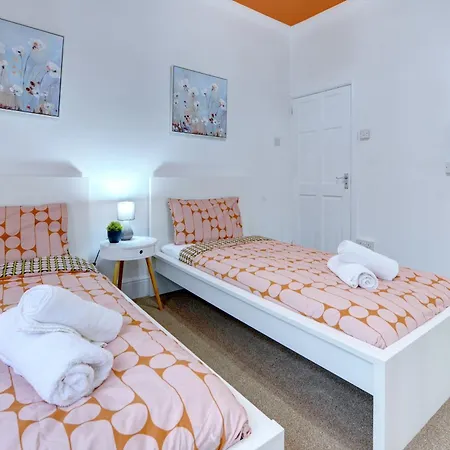 Holiday home 3 Bedroom House, 4 Beds, 2 Double Beds, 2 X Single Beds, Sleeps 6, Free Parking, Near Centre, Major Transport Links *