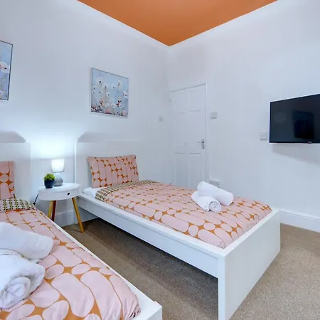 3 Bedroom House, 4 Beds, 2 Double Beds, 2 X Single Beds, Sleeps 6, Free Parking, Near Centre, Major Transport Links *