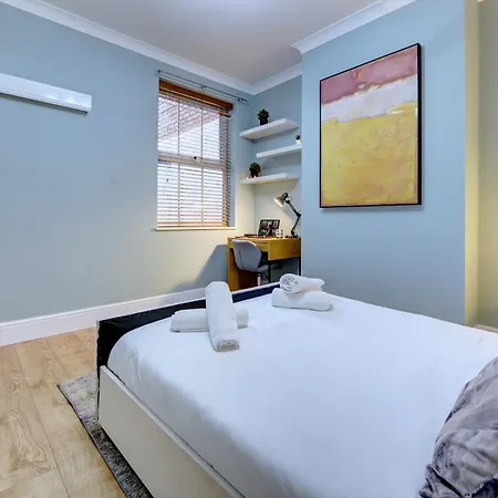 3 Bedroom House, 4 Beds, 2 Double Beds, 2 X Single Beds, Sleeps 6, Free Parking, Near Centre, Major Transport Links Holiday home *