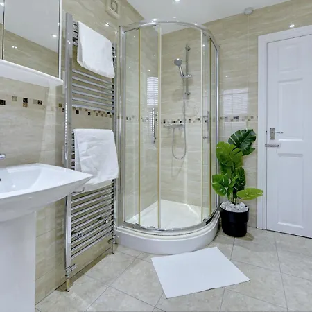 Holiday home 3 Bedroom House, 4 Beds, 2 Double Beds, 2 X Single Beds, Sleeps 6, Free Parking, Near Centre, Major Transport Links *
